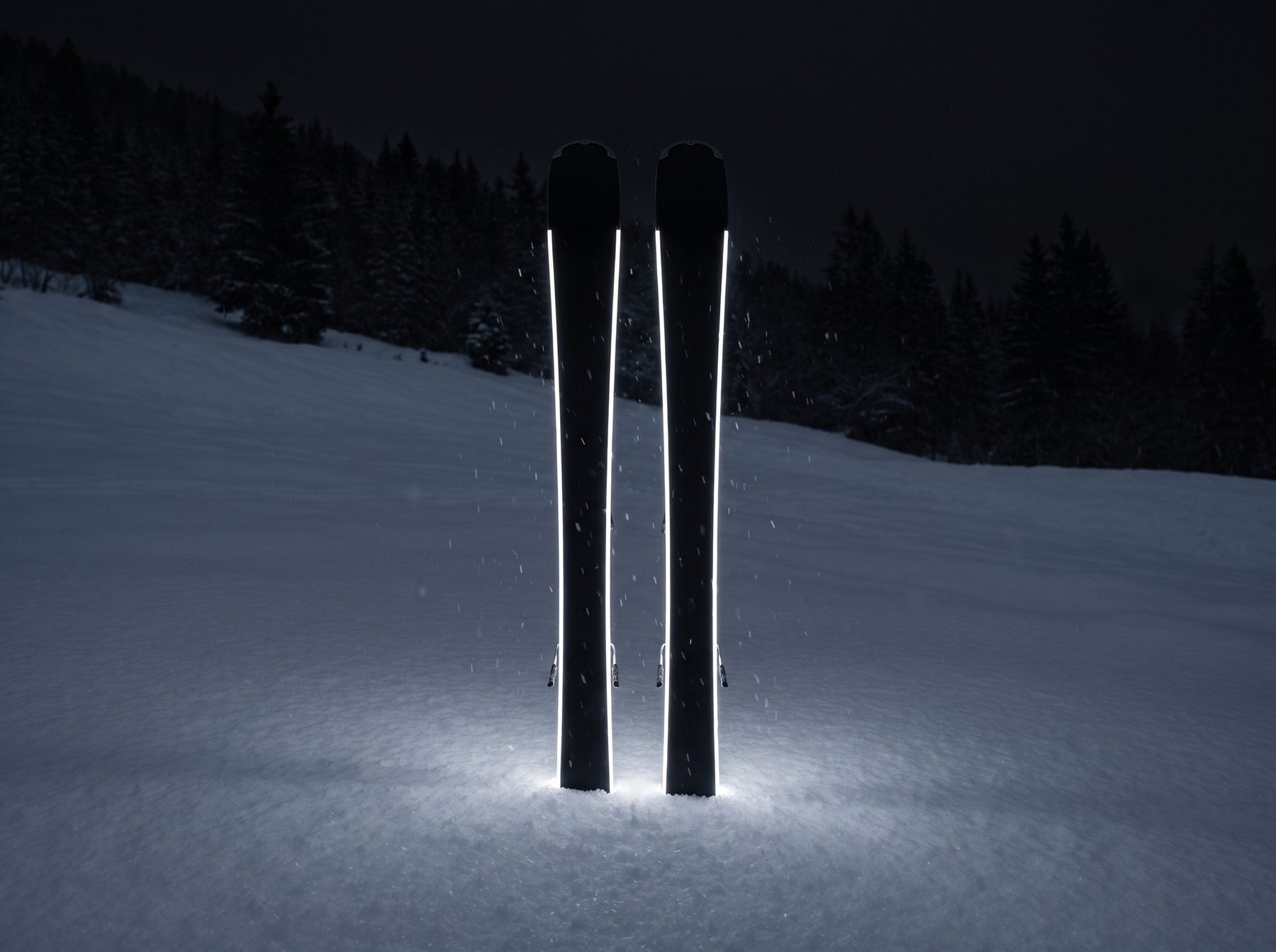 Skis LEDFROST en blanc néon, de nuit